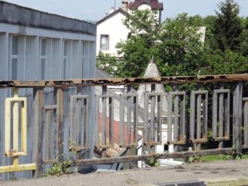 Balustrada metalică a pasarelei CFR de la Ițcani este măcinată de rugină