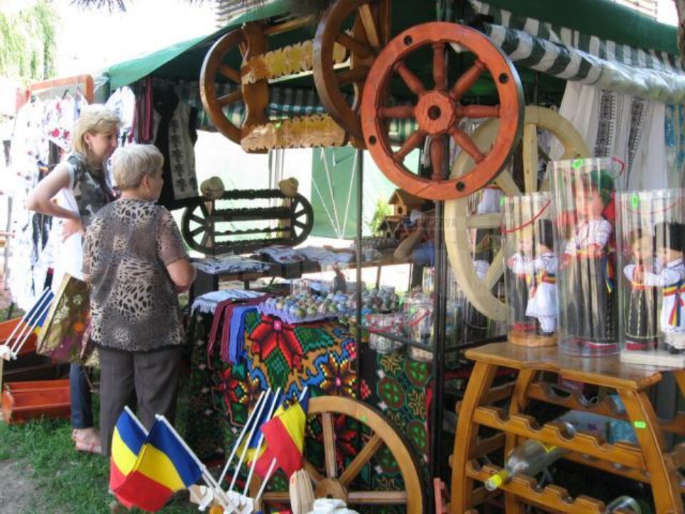Târgul meșterilor populari urmărește să promoveze arta și tradiția populară din Bucovina Târgul meșterilor populari urmărește să promoveze arta și tradiția populară din Bucovina