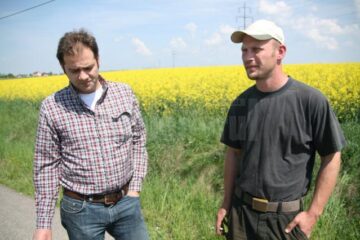 Cei doi nemți care fac agricultură pe câmpurile din Fălticeni