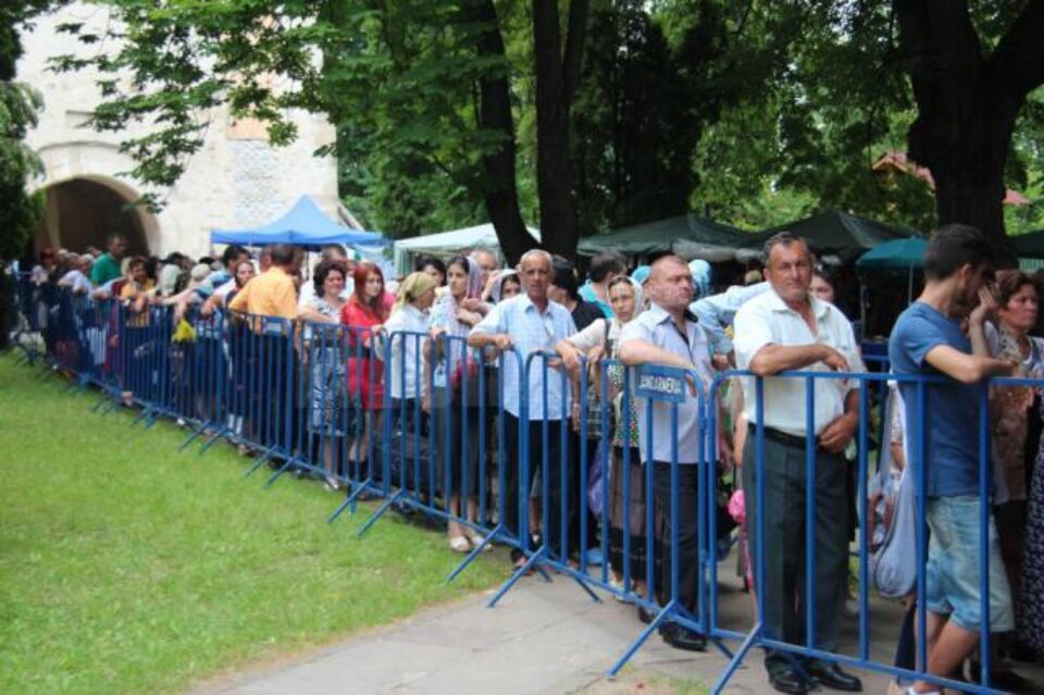 La orele amiezii deja se formase o coadă de câțiva zeci de credincioși ce doreau să atingă racla cu moaștele Sfântului