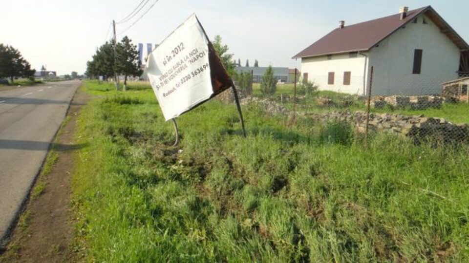 Tânărul a pierdut controlul asupra volanului, a lovit un panou publicitar de pe partea dreaptă a drumului, după care mașina s-a răsucit și a ajuns pe contrasens