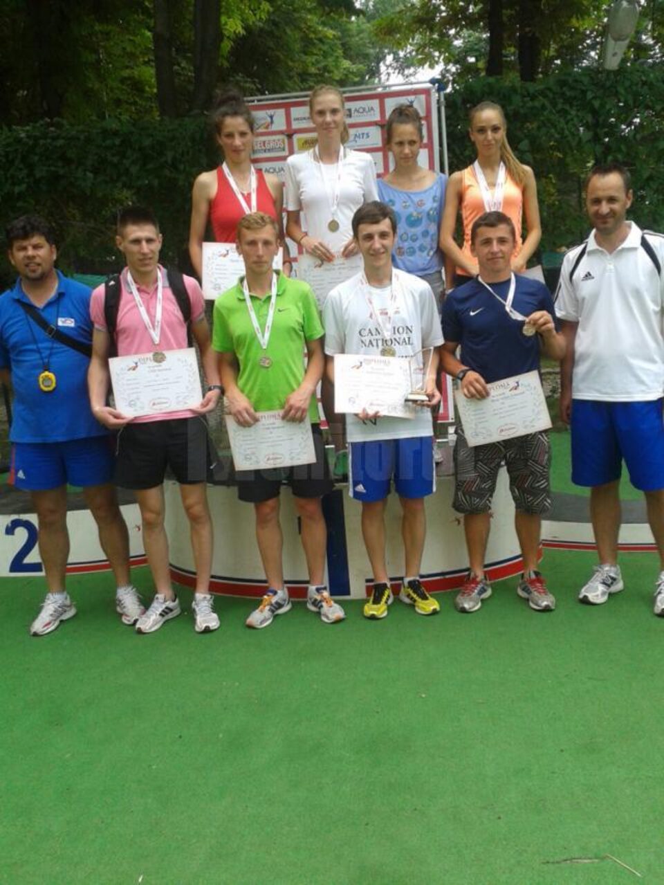 Atleții de la CSM Suceava, alături de antrenorii Radu Mihalescu(stânga) și Silviu Casandra(dreapta) Atleții de la CSM Suceava, alături de antrenorii Radu Mihalescu(stânga) și Silviu Casandra(dreapta)