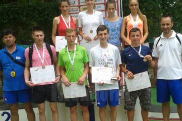 Atleții de la CSM Suceava, alături de antrenorii Radu Mihalescu(stânga) și Silviu Casandra(dreapta)
