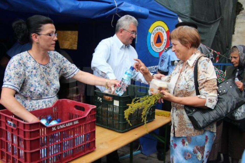 Ion Lungu și șotia sa au împărțit 5000 de sarmale și sticle de apă