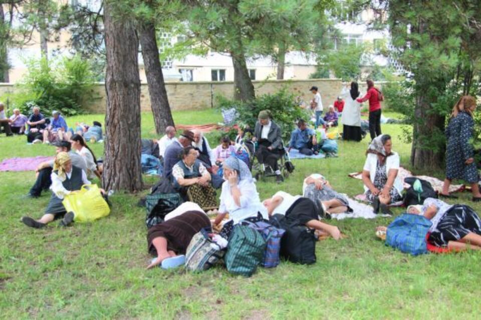 Credincioșii au așteptat slujbele religioase în curtea mănăstirii, sub soarele dogoritor