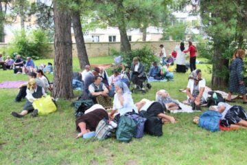 Credincioșii au așteptat slujbele religioase în curtea mănăstirii, sub soarele dogoritor