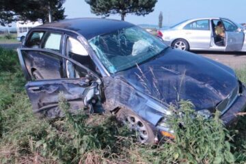 Tânărul a pierdut controlul asupra volanului, a lovit un panou publicitar de pe partea dreaptă a drumului, după care mașina s-a răsucit și a ajuns pe contrasens
