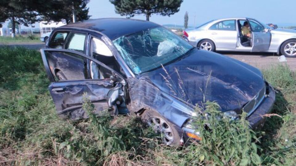 Tânărul a pierdut controlul asupra volanului, a lovit un panou publicitar de pe partea dreaptă a drumului, după care mașina s-a răsucit și a ajuns pe contrasens