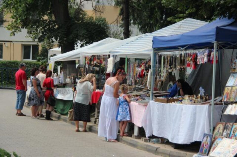 Comercianții nu au pierdut prilejul de a-și etala coloratele mărfuri pe aleile din fața mănăstirii