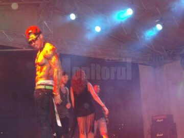 Alex Velea a renunțat la tricou, arătându-și trupul bine lucrat și numeroasele tatuaje