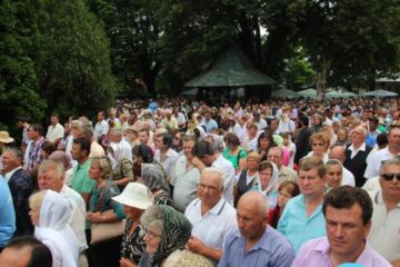 20.000 de credincioși au participat la procesiunea de Sânziene, la Mănăstirea Sf.Ioan și pe străzile Sucevei