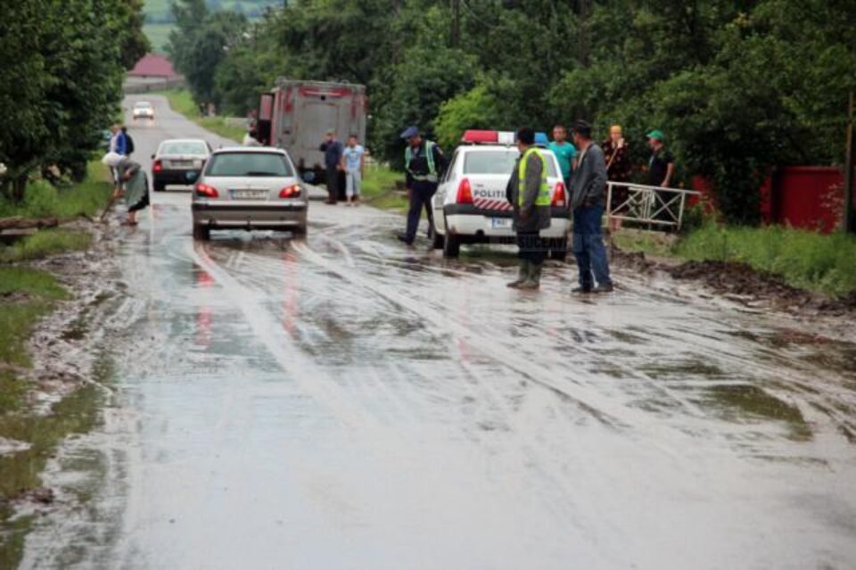 Accidentul s-a produs pe o porțiune de drum care, în timpul unei ploi torențiale, a fost inundată de aluviuni