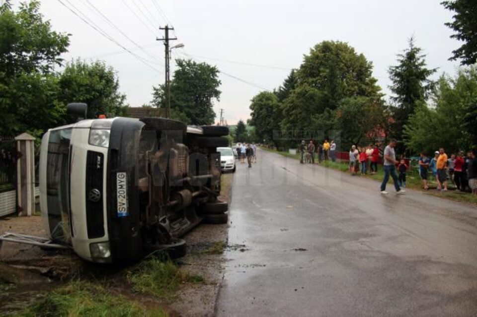 Microbuzul s-a răsturnat pe podețul din fața unei gospodării