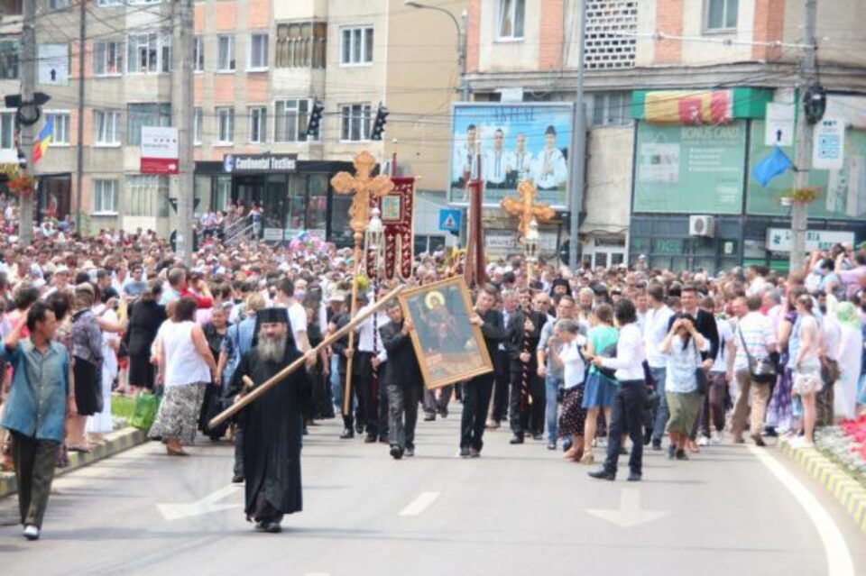 20.000 de credincioși au participat la procesiunea de Sânziene, la Mănăstirea Sf.Ioan și pe străzile Sucevei