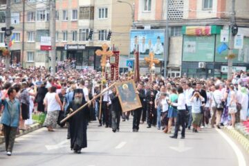 20.000 de credincioși au participat la procesiunea de Sânziene, la Mănăstirea Sf.Ioan și pe străzile Sucevei