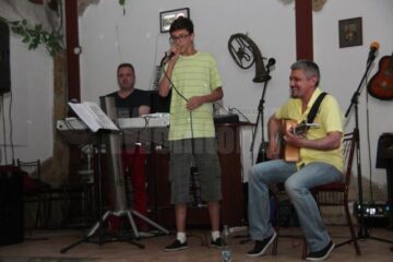 Eduard Hanuseac acompaniat la chitara de Lucian Darie
