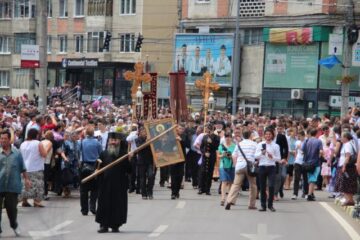 20.000 de credincioși au participat la procesiunea de Sânziene, la Mănăstirea Sf.Ioan și pe străzile Sucevei