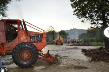 Trafic rutier și feroviar blocat și gospodării inundate, după o nouă furtună, ieri după-amiază