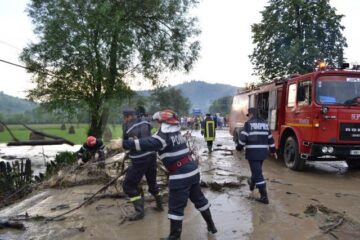 Trafic rutier și feroviar blocat și gospodării inundate, după o nouă furtună, ieri după-amiază