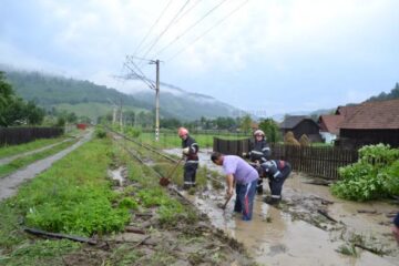 Trafic rutier și feroviar blocat și gospodării inundate, după o nouă furtună, ieri după-amiază