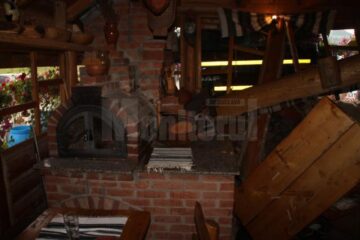 A fost afectată și o parte a interiorului, însă, din fericire, persoanele care se aflau la mese nu au fost rănite