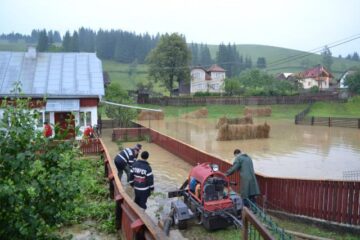 Trafic rutier și feroviar blocat și gospodării inundate, după o nouă furtună, ieri după-amiază