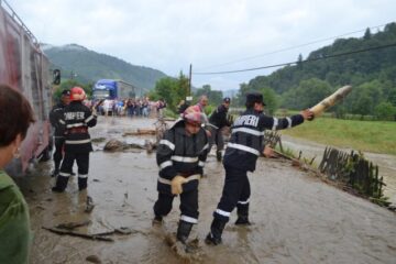Trafic rutier și feroviar blocat și gospodării inundate, după o nouă furtună, ieri după-amiază