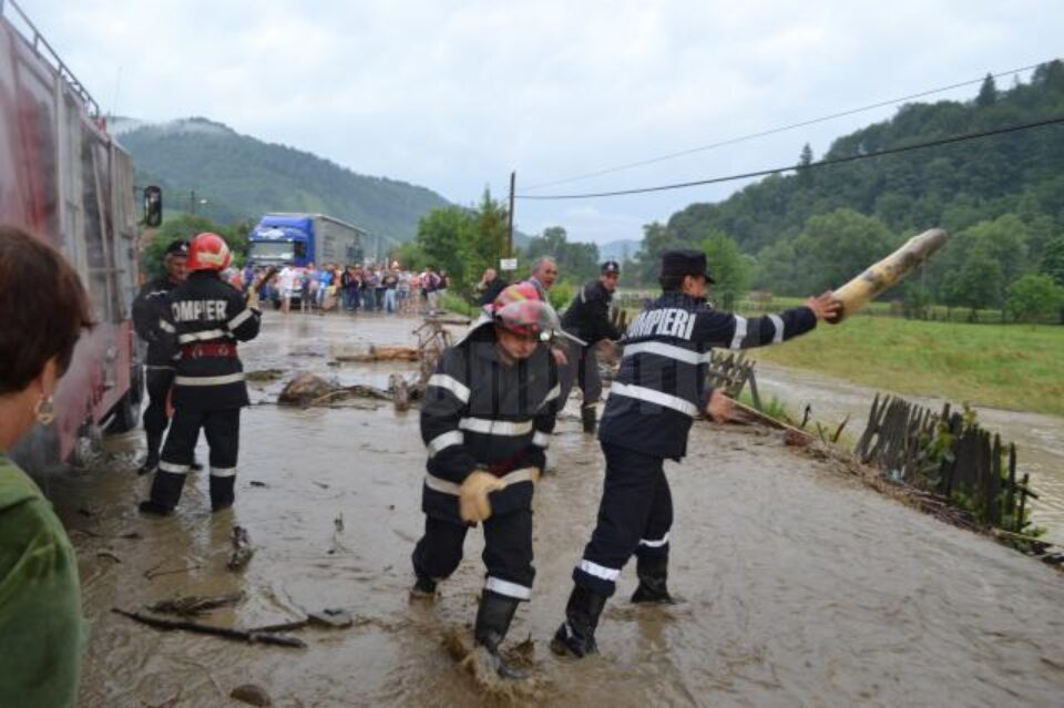 Trafic rutier și feroviar blocat și gospodării inundate, după o nouă furtună, ieri după-amiază