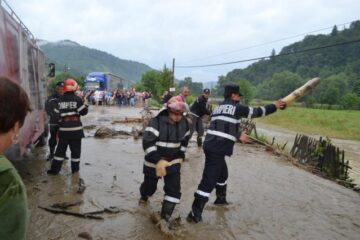 Trafic rutier și feroviar blocat și gospodării inundate, după o nouă furtună, ieri după-amiază