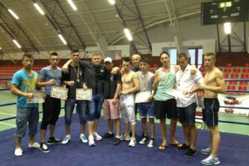 Cei zece medaliați ai clubului Devencea Suceava, alături de antrenorul Nicolae Moroșan