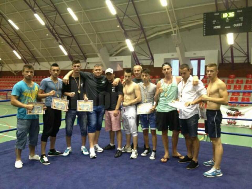 Cei zece medaliați ai clubului Devencea Suceava, alături de antrenorul Nicolae Moroșan