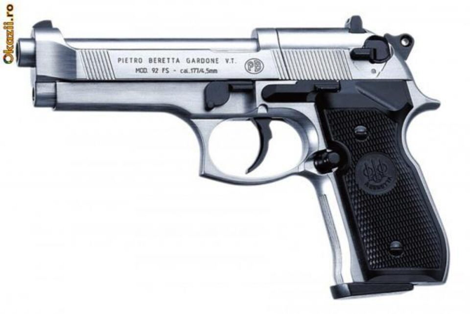 Un astfel de pistol a fost găsit asupra suspecților