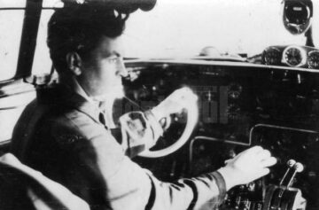 Petru Costeniuc, în tinerețe, în cabina unui avion Tarom