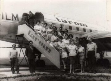 Un grup de tovarășe de la o întreprindere socialistă, în vizită la aeroport
