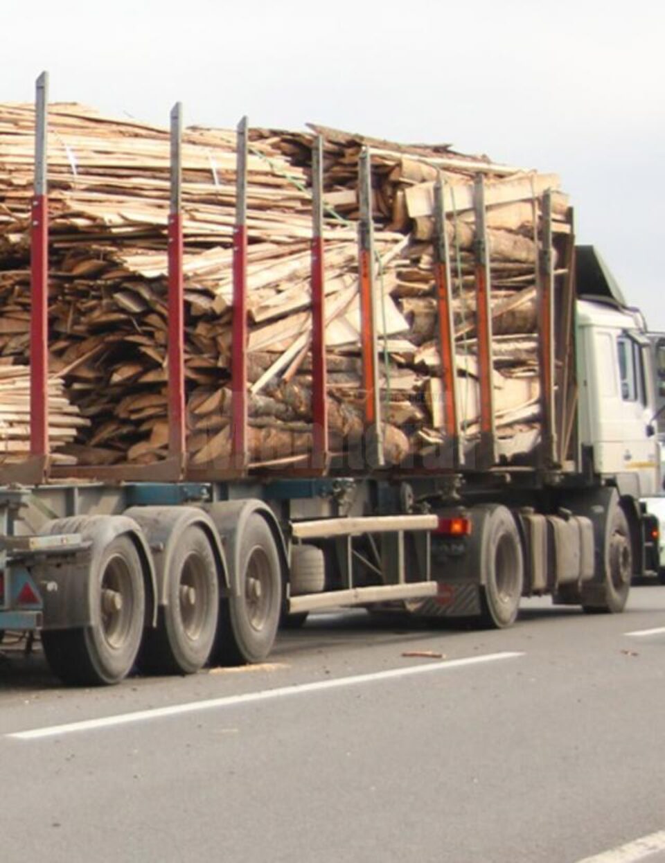 Unii transportatori desconsideră limitele de tonaj