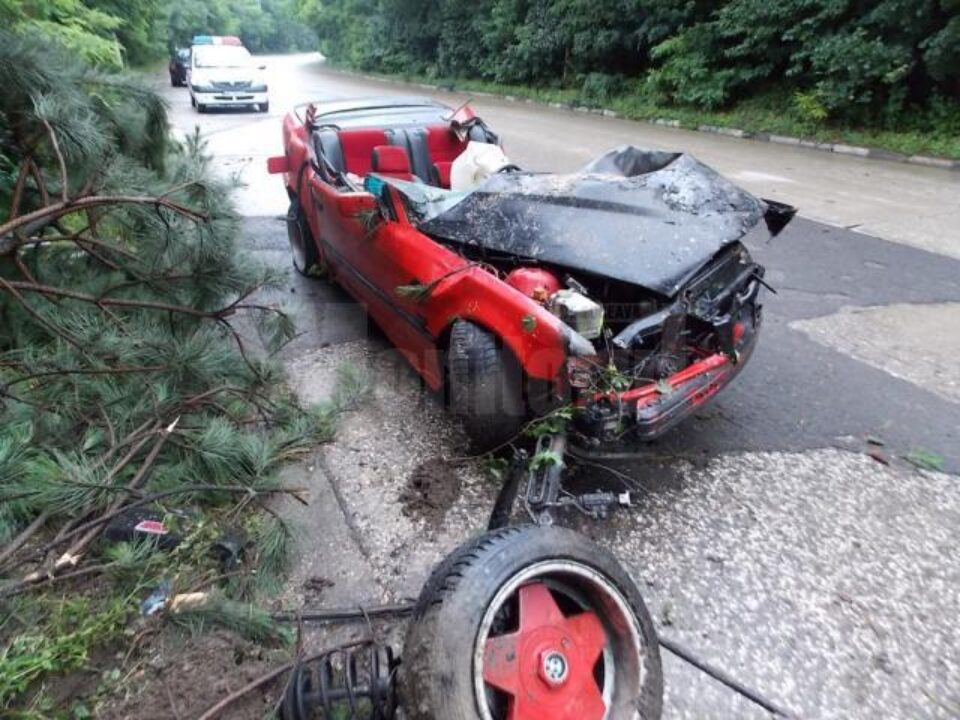 Lipsa de experiența în condus și viteza neadaptată au dus la producerea tragediei Lipsa de experiența în condus și viteza neadaptată au dus la producerea tragediei