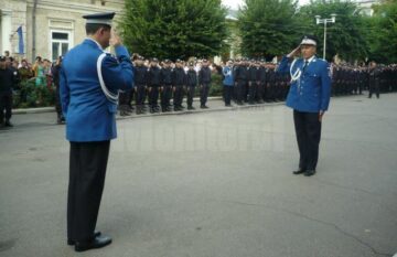 Ceremonia de absolvire a promoției 2013 de la Școala de Subofițeri Jandarmi Fălticeni, prezentarea onorului