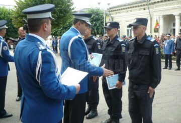Ceremonia de absolvire a promoției 2013 de la Școala de Subofițeri Jandarmi Fălticeni, premierea absolvenților cu rezultate bune
