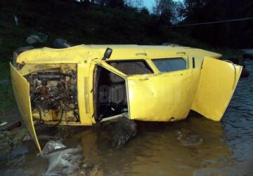 Dacia în care se aflau cei doi tineri ce urmau să se căsătorească. Polițiștii sunt convinși că tânărul în vârstă de 26 de ani s-a aflat la volan