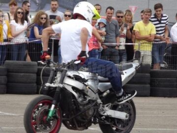 Cascadorii spectaculoase, sute de cai putere și multă distracție la MotorFest 2013