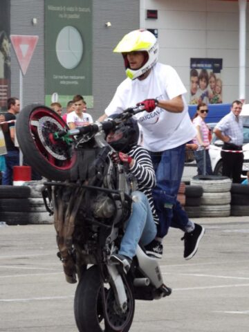 Cascadorii spectaculoase, sute de cai putere și multă distracție la MotorFest 2013
