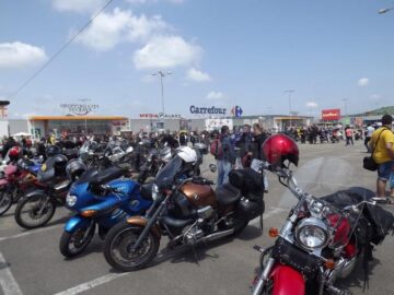 Peste 200 de motocicliști au făcut un popas de câteva ore în parcarea Shopping City