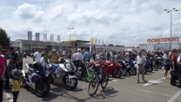 Peste 200 de motocicliști au făcut un popas de câteva ore în parcarea Shopping City