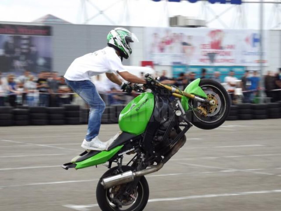 Cascadorii pe două roți, executate de Lemon Bikers