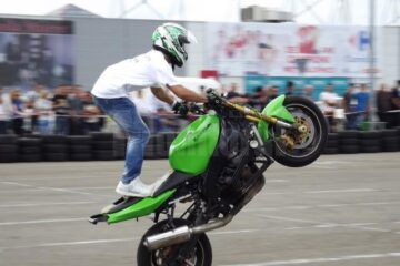 Cascadorii pe două roți, executate de Lemon Bikers