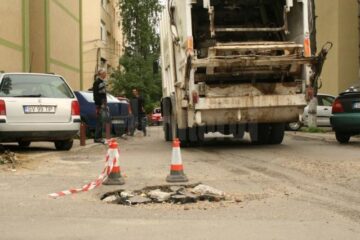 Groapa apărută acum trei săptămâni a fost semnalizată cu popice din plastic