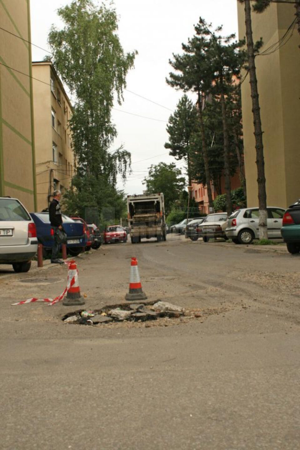 Groapa apărută acum trei săptămâni a fost semnalizată cu popice din plastic