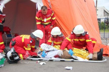 Imagini din timpul intervenției de acordare a primului ajutor calificat; Echipaj ISU Suceava