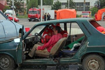 Imagini din timpul intervenției de acordare a primului ajutor calificat; Echipaj ISU Suceava