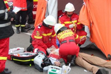 Imagini din timpul intervenției de acordare a primului ajutor calificat; Echipaj ISU Suceava